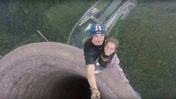 Selfie de Flaviu Cernescu y Ena Zaur en la chimenea m&aacute;s alta del mundo, en Eslovenia. De 365 metros.