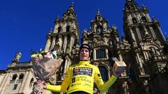 Jonas Vingegaard, con el trofeo de ganador de O Gran Camiño, junto a la catedral de Santiago.