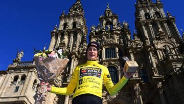 Jonas Vingegaard, con el trofeo de ganador de O Gran Camiño, junto a la catedral de Santiago.