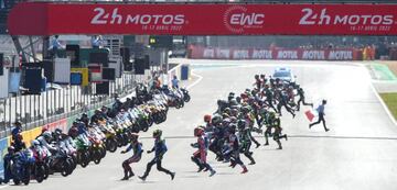 45ª edición de las 24 Horas de Le Mans de motociclismo, pertenecientes al Mundial de Resistencia. En la imágen, los pilotos corren hacia sus monturas en la parrilla de salida de la carrera celebrada en el circuito Bugatti, una parte del trazado de La Sarthe.