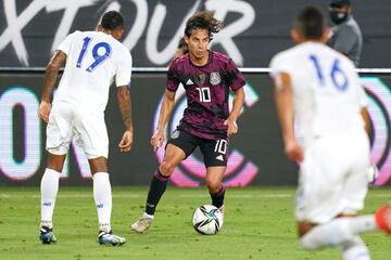 Diego Lainez en un partido con México