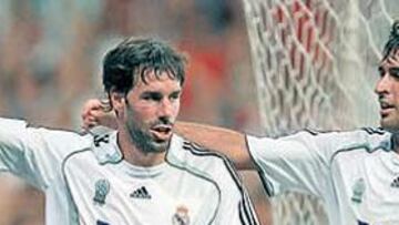 <b>HOMBRES DE ÁREA. </b>Raúl no está bien ante el gol y Van Nistelrooy se lleva ahora las felicitaciones.