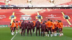 Zidane, ayer en el entrenamiento del Real Madrid en Anfield, dirigi&eacute;ndose a sus jugadores