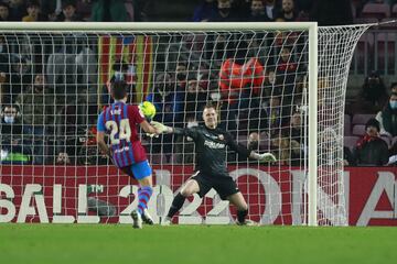 El delantero argentino marcó el primer gol del Elche tras realizar un fuerte disparo que perforó la meta defendida por Ter Stegen.