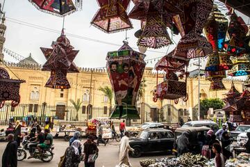 Linterna de Ramad¨¢n con la imagen del delantero egipcio del Liverpool Mohamed Salah colgada a la venta en un mercado en el distrito central Sayyida Zeinab de la capital de El Cairo.