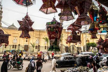 Linterna de Ramadán con la imagen del delantero egipcio del Liverpool Mohamed Salah colgada a la venta en un mercado en el distrito central Sayyida Zeinab de la capital de El Cairo.