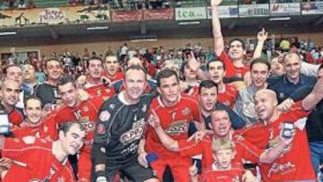 <b>VENCEDORES. </b>ElPozo celebra con el trofeo y ante un pabellón exultante su cuarto título de Liga.