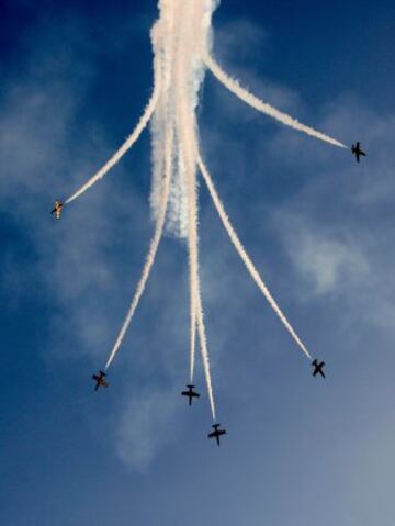 Acrobacias de los aviones L-39 Albatross del equipo Latvian Baltic Bees.