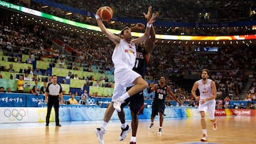 BEIJING - AUGUST 24:  Rudy Fernandez #5 of Spain goes to the basket past Dwight Howard #11 of the United States in the gold medal game during Day 16 of the Beijing 2008 Olympic Games at the Beijing Olympic Basketball Gymnasium on August 24, 2008 in Beijing, China.  (Photo by Harry How/Getty Images)