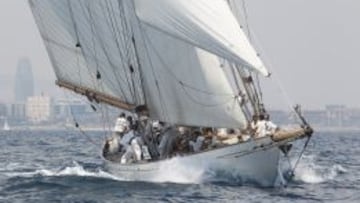 El 'Moonbeam IV' busca su primer triunfo en Barcelona.