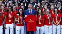 La visita de las campeonas del mundo a Pedro Sánchez en imágenes