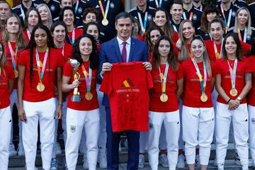 La visita de las campeonas del mundo a Pedro Sánchez en imágenes