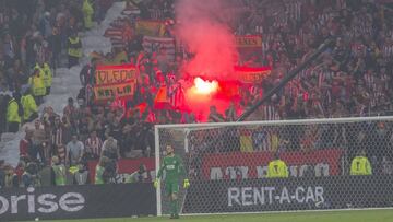 UEFA expedienta al Atlético por bengalas y actitudes racistas