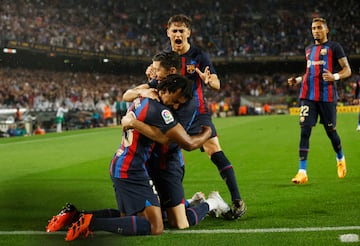 2-0. Robert Lewandowski celebra con sus compañeros el gol que anota en el minuto 35 de encuentro.