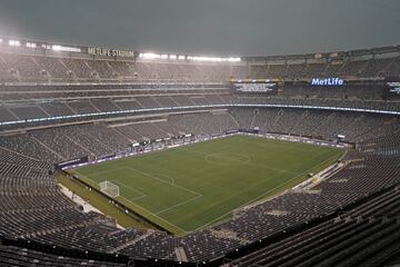 Stormy weather saw the game in New Jersey delayed by half an hour.