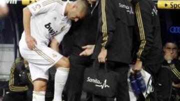 Benzema explica a Mourinho su lesión.