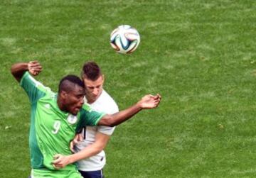 Emmanuel Emenike y Laurent Koscielny.