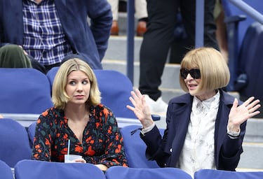 La editora de moda Anna Wintour (derecha) asiste a la final individual masculina de tenis entre el italiano Jannik Sinner y el español Carlos Alcaraz.