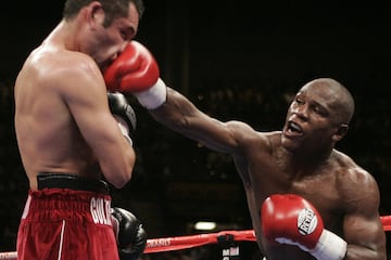 Gracias a este choque, Mayweather gan車 una gran popularidad, y un buen dinero. El combate gener車 cerca de los 130 millones de d車lares. Las entradas se agotaron en tres horas. ?scar de la Hoya era uno de los boxeadores del momento (y de los mejores de la historia). Fue medallista de oro en los Juegos Ol赤mpicos de Barcelona en 1992 y como profesional, se proclam車 campe車n del mundo en seis divisiones de peso distintas. Se enfrentaron el 5 de mayo de 2007 en el MGM Grand Arena de Las Vegas.
El boxeador de origen mexicano perdi車 su cintur車n CMB del superwelter por decisi車n dividida al no poder seguir la velocidad que impon赤a el estadounidense. Mayweather realizaba sus caracter赤sticas esquivas, y apret車 en los 迆ltimos asaltos, cuando De la Hoya estaba m芍s cansado. Se proclam車 como el mejor del momento.