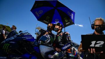 Maverick y García en una parrilla de MotoGP.