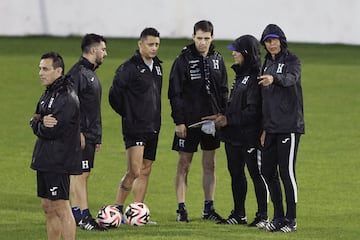 AME8551. SAN PEDRO SULA (HONDURAS), 17/11/2024.- Miembros del cuerpo técnico de la selección de Honduras asisten a un entrenamiento este domingo, previo al partido de vuelta ante la selección de México por los cuartos de final de la Nations League, en el estadio Francisco Morazán, en San Pedro Sula (Honduras). EFE/ José Valle
