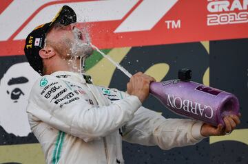 El piloto finlandés de Mercedes celebra su victoria en el GP de Japón.