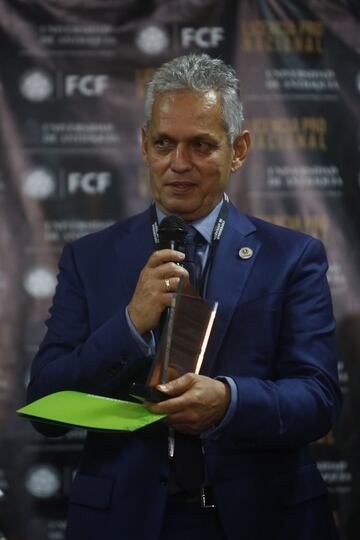 El DT vallecaucano también recibió un homenaje de la organización por su trayectoria en el fútbol nacional e internacional.