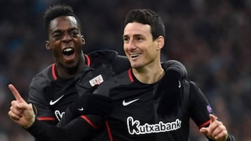 Williams con Aduriz celebrando un gol.