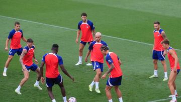 MAJADAHONDA (C. DE MADRID), 26/08/2023.- Los jugadores del Atlético de Madrid durante el entrenamiento que el equipo ha realizado este sábado en la Ciudad Deportiva de Majadahonda. EFE/Fernando Alvarado