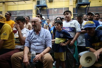 Aficionados de Boca esperando el inicio de partido.