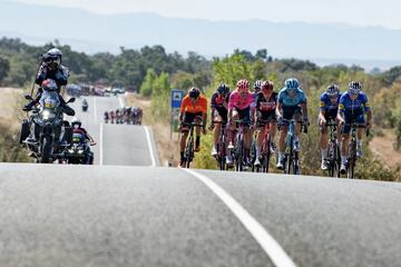 El inicio de la 15ª etapa de La Vuelta, con salida en Navalmoral de la Mata, tuvo una media de 51,2 km/h. Se multiplicaron los intentos de fuga camino de El Barraco entre toboganes y posteriores puertos a través de la Sierra de Gredos. Sin embargo, triunfó el movimiento en solitario de 72 kilómetros del polaco Rafal Majka.