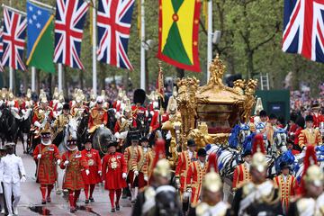 Los reyes Carlos y Camila en el Carruaje de oro camino al Palacio de Buckingham tras ser coronados reyes del Reino Unido de Gran Bretaña e Irlanda del Norte.