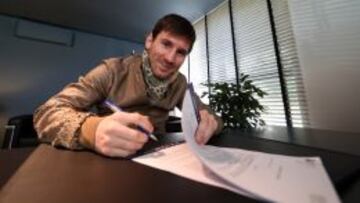 Leo Messi firmando la última mejora de contrato.