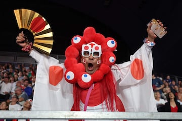 Judo. Un aficionados japonés muestra su entusiasmo en el en el estadio Champ-de-Mars de París.