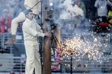 Bad Bunny se subió a un poste de electricidad para cantar 'El Apagón', tema en denuncia a los cortes de energía eléctrica y la pobreza en Puerto Rico en el contexto del Huracán María, que golpeó a la isla con especial fuerza en 2017. Puerto Rico permaneció varias semanas sin electricidad y esa experiencia marcó a 'Benito'.