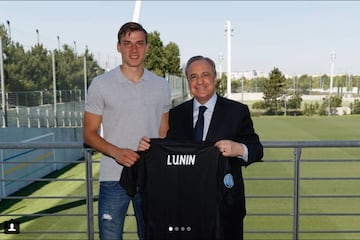 Lunin queda vinculado durante las pr¨®ximas seis temporadas.
El 1 de julio colgaba en instagram esta fotograf¨ªa con Florentino P¨¦rez y la titulaba en espa?ol de la siguiente manera:
¡°Mi sue?o hecho realidad. Muchas gracias por vuestra confianza.¡±