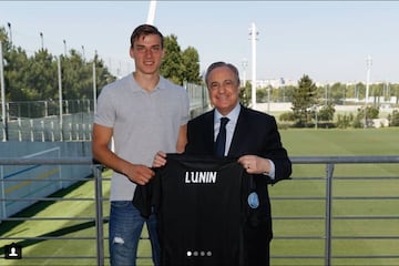 Lunin queda vinculado durante las próximas seis temporadas.
El 1 de julio colgaba en instagram esta fotografía con Florentino Pérez y la titulaba en español de la siguiente manera:
“Mi sueño hecho realidad. Muchas gracias por vuestra confianza.”
