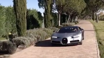 Cristiano Ronaldo: as&iacute; se divierte su mejor amigo con el Bugatti Chiron de CR7