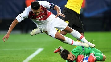 Falcao intenta pero no puede evitar otra caída del Mónaco