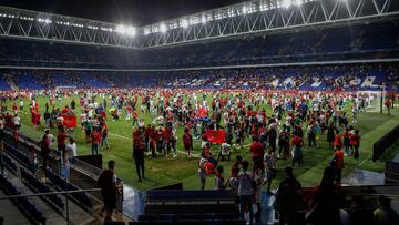 Aficionados de la selecci¨®n de Marruecos invaden el terreno de juego al final del partido amistoso entre las selecciones de Marruecos y Chile, preparatorio para el Mundial de Catar 2022, disputado este viernes en el RCDE Stadium de Cornell¨¢, en Barcelona.