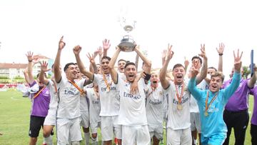 Los jugadores del Juvenil A, entrenado por Guti, celebrando la consecución de la Copa del Rey