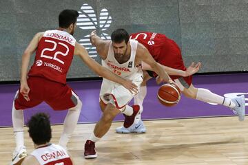 El alero de la selección española de baloncesto Fernando San Emeterio intenta avanzar con el balón ante la oposición del escolta turco Furkan Korkmaz.