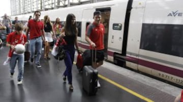 El Sevilla llegó a la estación de Atocha de Madrid donde numerosos aficionados sevillistas animaron con cánticos al equipo.