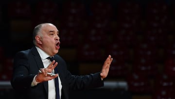 Pablo Laso da instrucciones a sus jugadores durante el partido de la Euroliga que ha enfrentado al Bayern de Munich y al Real Madrid