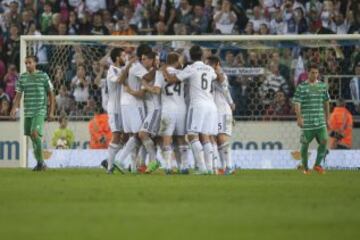 Los jugadores celebran el 1-3 de Chicharito.