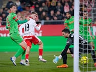 GIRONA, 10/01/2026.- El delantero ucraniano del Girona, Vladyslav Vanat (2i), tras rematar ante el guardameta de Osasuna, Sergio Herrera, para conseguir el primer gol de su equipo durante el encuentro correspondiente a la jornada 19 de Laliga EA Sports que disputan hoy sábado Girona y Osasuna en el estadio municipal de Montilivi, en la capital gerundense. EFE/David Borrat.