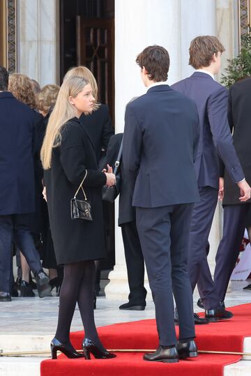 Irene, Pablo Nicolás y Miguel Urdangarin llegando al funeral por Constantino II de Grecia en la Catedral Metropolitana de Atenas.