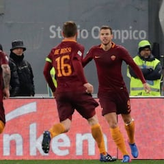 El Roma golea y persigue a la Juve