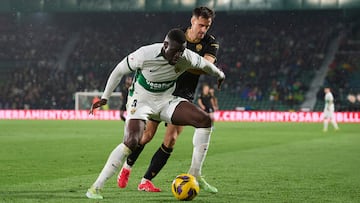 Bambo Diaby, protegiendo un balón ante Jesús de Miguel, en un Elche-Castellón.