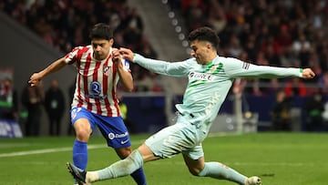 Soccer Football - LaLiga - Atletico Madrid v Real Betis - Riyadh Air Metropolitano, Madrid, Spain - February 8, 2026 Atletico Madrid's Obed Vargas in action with Real Betis' Marc Roca REUTERS/Violeta Santos Moura